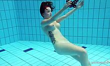 アマチュアティーンのカトリンが水中で裸になるホームビデオ