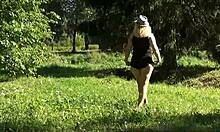 Pohotna žena uživa v oralnem seksu in trdem seksu na travniku
